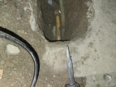 노출된 배관과 교체 준비